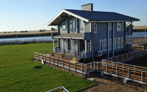 Куратором стройки дачи Медведева (турбаза "Лотос) был бывший одноклассник Медведева, президент федерации гребли России Евгений Архипов.