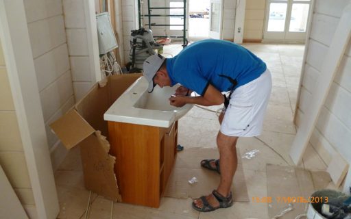 Все на стройке секретной дачи-острова под Астраханью делалось под рост Дмитрия Медведева, утверждает строитель.